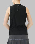 Bakifrån vy av CLEO Performance Tank Top visar linjets lätta och luftiga design. Matcha detta mångsidiga linne med vilken kjol som helst för en bekymmersfri och stilsäker look, optimal för alla dina rörelseintensiva aktiviteter.