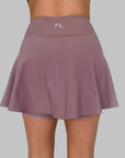Bakvy av Maya Ribbed Skirt i dusty purple, detaljrik med tydlig visning av den inbyggda innerbyxans längd och passform.