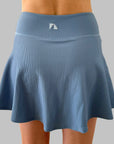 bakifrån vy av maya ribbed skirt i färgen clear blue, perfekt för padel och tennis