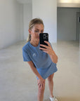 Clara Ribbed T-shirt i blått – selfie i spegel med matchande ribbad kjol, sportigt padelset