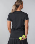Baksidan av Alina T-shirt – svart träningsplagg med bekväm passform och tekniskt snitt