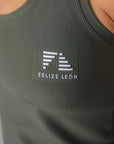Sannie Ribbed Tank Top – detaljbild på linne i grönt med kroppsnära passform, ribbat tyg och broderad logga Felize León