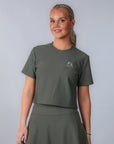 Clara Ribbed Cropped T-shirt grön – kort sporttopp för padel och tennis, matchad med ribbad kjol