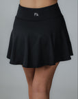 Baksidan av Annie Skirt – svart träningskjol med längre undershorts och följsam form