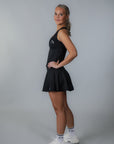 Annie Skirt från sidan – svart padelkjol med sportig passform och rörelsefrihet