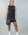 IZA Performance Skirt svart – modell poserar med padelrack i handen