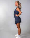IZA Performance Skirt i blått – från sidan, sportig känsla och följsam design.