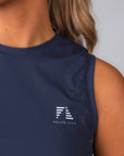 Detaljbild på Cleo Tank – Felize León-logga på blått funktionsmaterial