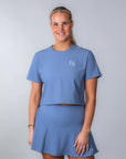 Clara Ribbed Cropped T-shirt i blått – kort träningstopp för padel och tennis, matchad med ribbad kjol