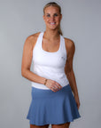 Solo Tank Top vit – matchad med blå ribbad kjol för padel och tennis
