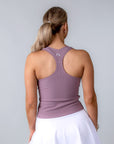 Baksidan av Sannie Tank Top – brottarrygg och sportig passform i dusty purple