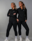 Två modeller poserar i Ella Half Zip svart – långärmad träningströja med dragkedja och skön passform