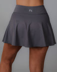 Baksidan av Annie Skirt – grå träningskjol med skön passform och längre undershorts