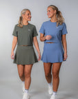 Clara Ribbed Cropped T-shirt – grönt och blått set visade på två modeller för padel och tennis