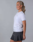 Alina T-shirt från sidan – vit topp för padel och tennis i lätt och snabbtorkande material