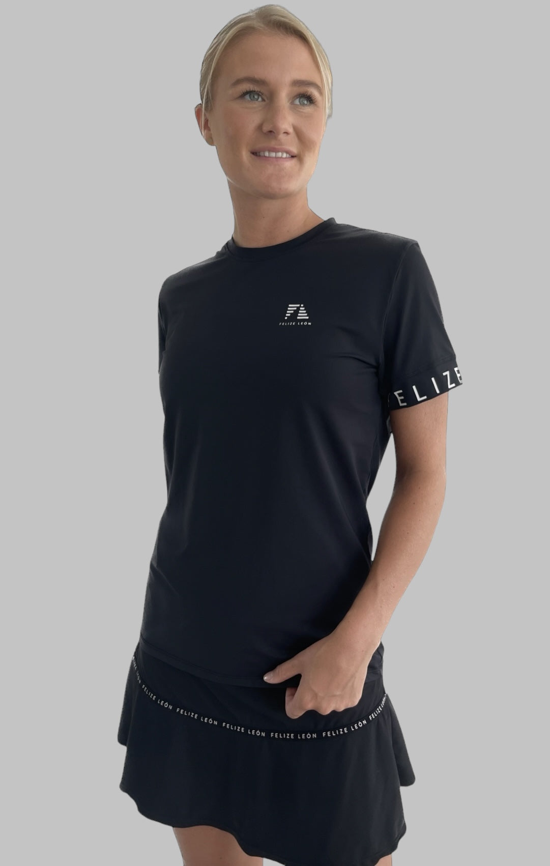 Alina Performance T-shirt - Svart - Framifrån vy - Perfekt för padel och tennis