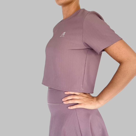 Sidobild av CLARA Ribbed Cropped T-shirt i dusty purple, framhäver den skräddarsydda passformen och längden.