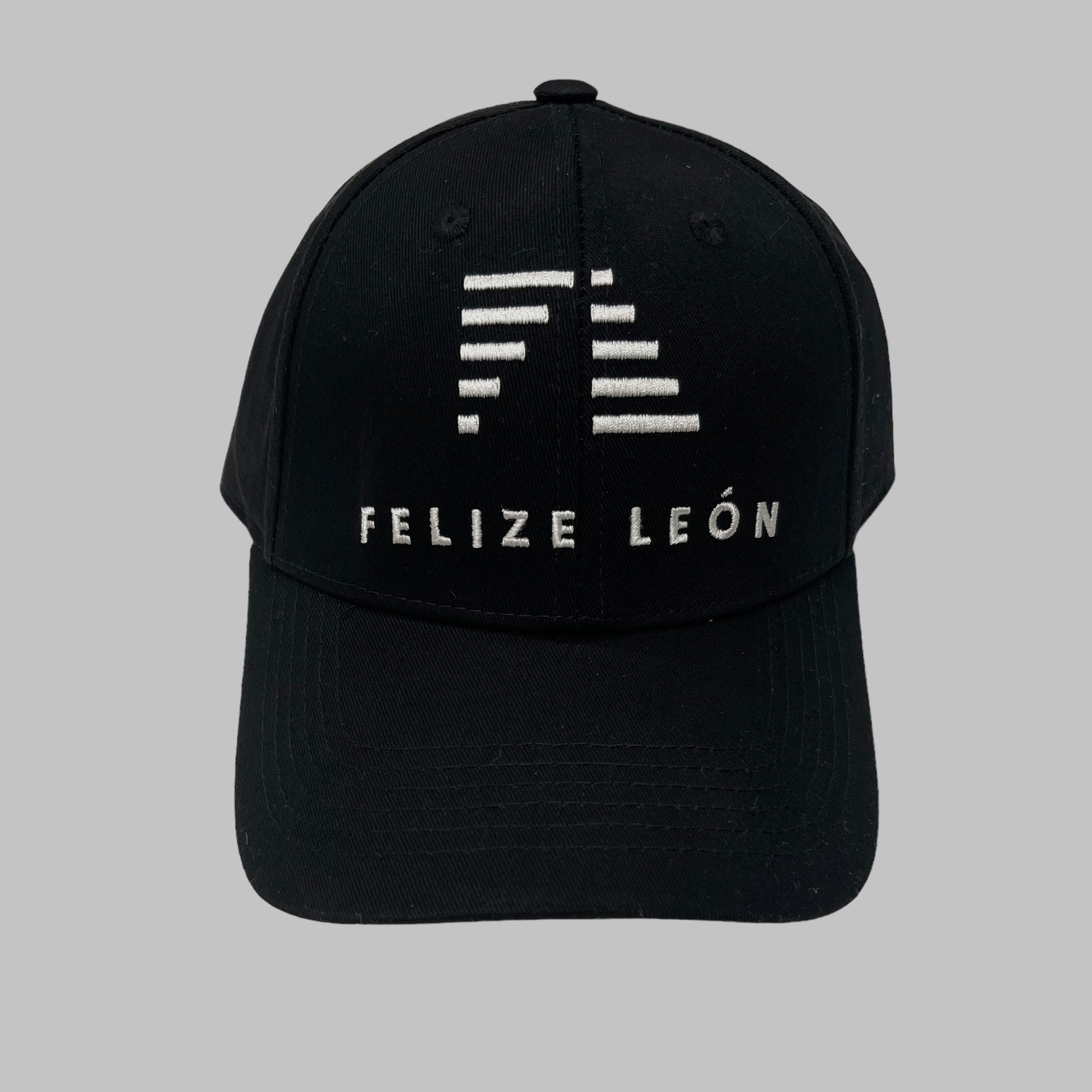 Classic Cap i elegant svart med diskret metallspänne. Denna unisex-keps erbjuder en sportig och stilren look som passar perfekt både på sportbanan och i stadsmiljö. Justera enkelt storleken för en skräddarsydd passform.