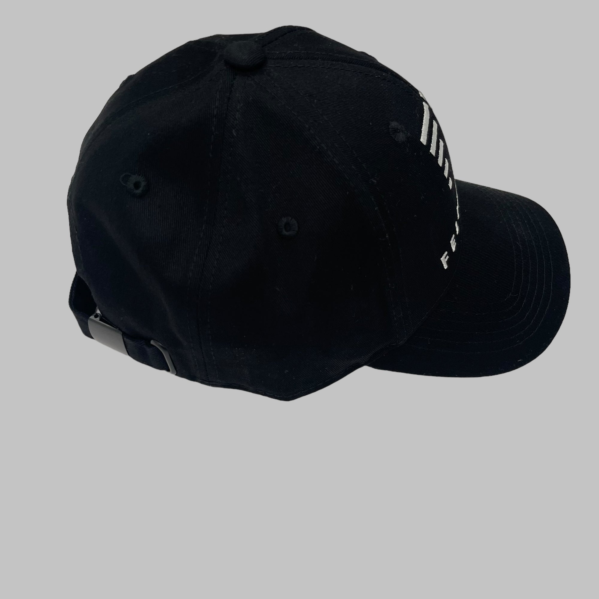 Detaljbild av Classic Cap från baksidan, med fokus på det stilrena svarta metallspännet som gör storleksjustering enkel och smidig. Idealisk för alla som uppskattar både komfort och stil.