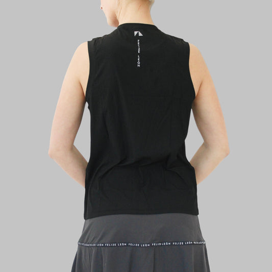 Bakifrån vy av CLEO Performance Tank Top visar linjets lätta och luftiga design. Matcha detta mångsidiga linne med vilken kjol som helst för en bekymmersfri och stilsäker look, optimal för alla dina rörelseintensiva aktiviteter.