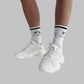 Sportstrumpor, padel och tennis, modell som bär sneakers och strumpor med en enfärgad bakgrund