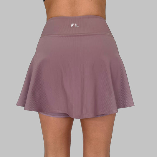 Bakvy av Maya Ribbed Skirt i dusty purple, detaljrik med tydlig visning av den inbyggda innerbyxans längd och passform.
