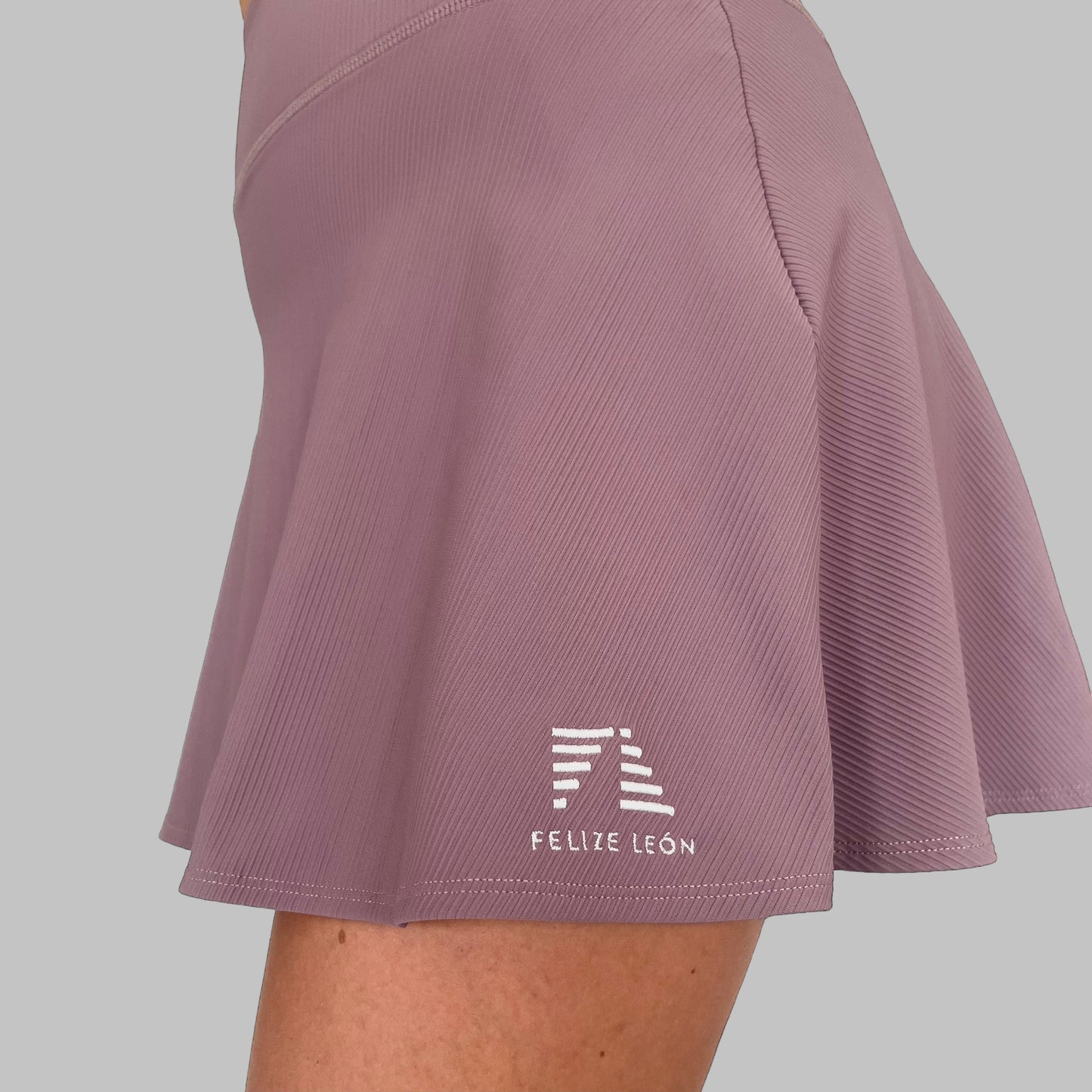 Närbild på det ribbade tyget av Maya Ribbed Skirt i dusty purple, visar texturen och kvaliteten på materialet.