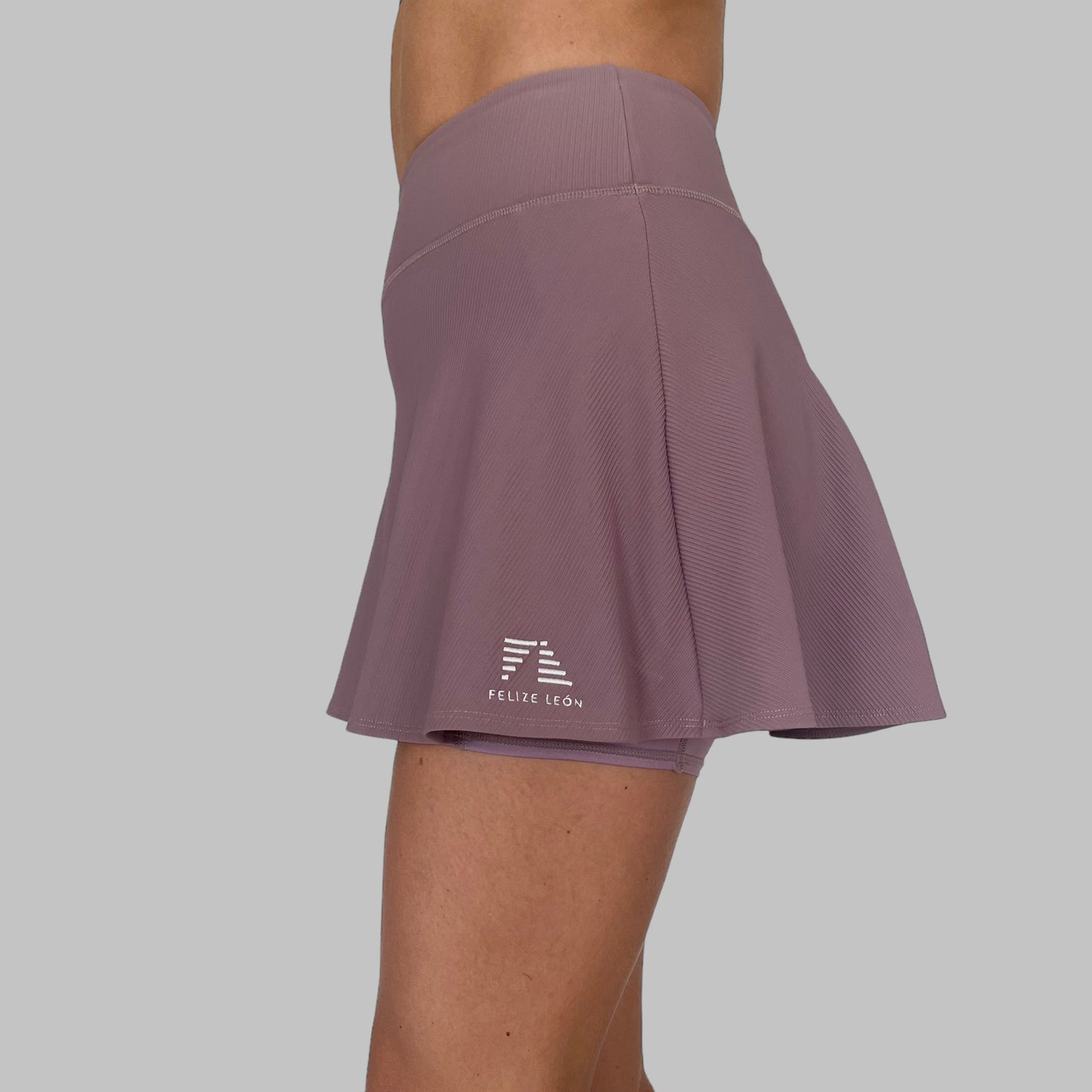 Sidovy av Maya Ribbed Skirt i dusty purple, highlightar kjolens fina fall och bekväma midja.