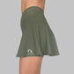 Sidovy av Maya Ribbed Skirt i army green, illustrerar kjolens smidiga fall och passform, perfekt för aktiva rörelser