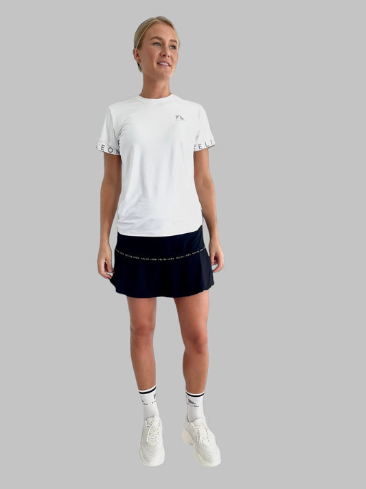 Alina Performance T-shirt -Färg vit - Framifrån vy - Perfekt för padel och tennis - modellbild