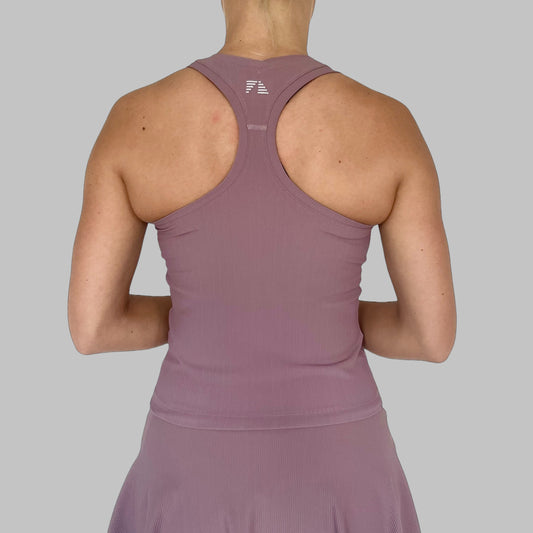 Bakvy av en kvinna som bär SANNIE Ribbed Tank Top i dusty purple, med fokus på den sportiga ryggdesignen och bekväma passformen.