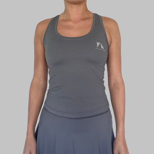 Frontvy av en kvinna i Solo Tank Top i en elegant grå nyans, visar linnet som är perfekt skräddat för komfort och rörelse under sport.
