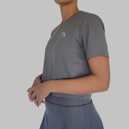 Sidoskott av Zara Classic Cropped T-shirt i grått, betonar linnet passform och färgan som du kan mixa och matcha med allt.