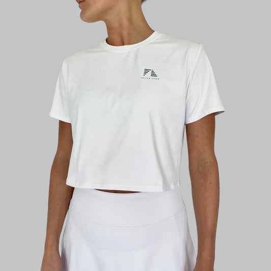 Bild tagen framifrån på modell som bär Zara Cropped t-shirt i vitt. Visar en diskret logga på bröstet och man ser hur t-shirten faller ledigt och snyggt. 