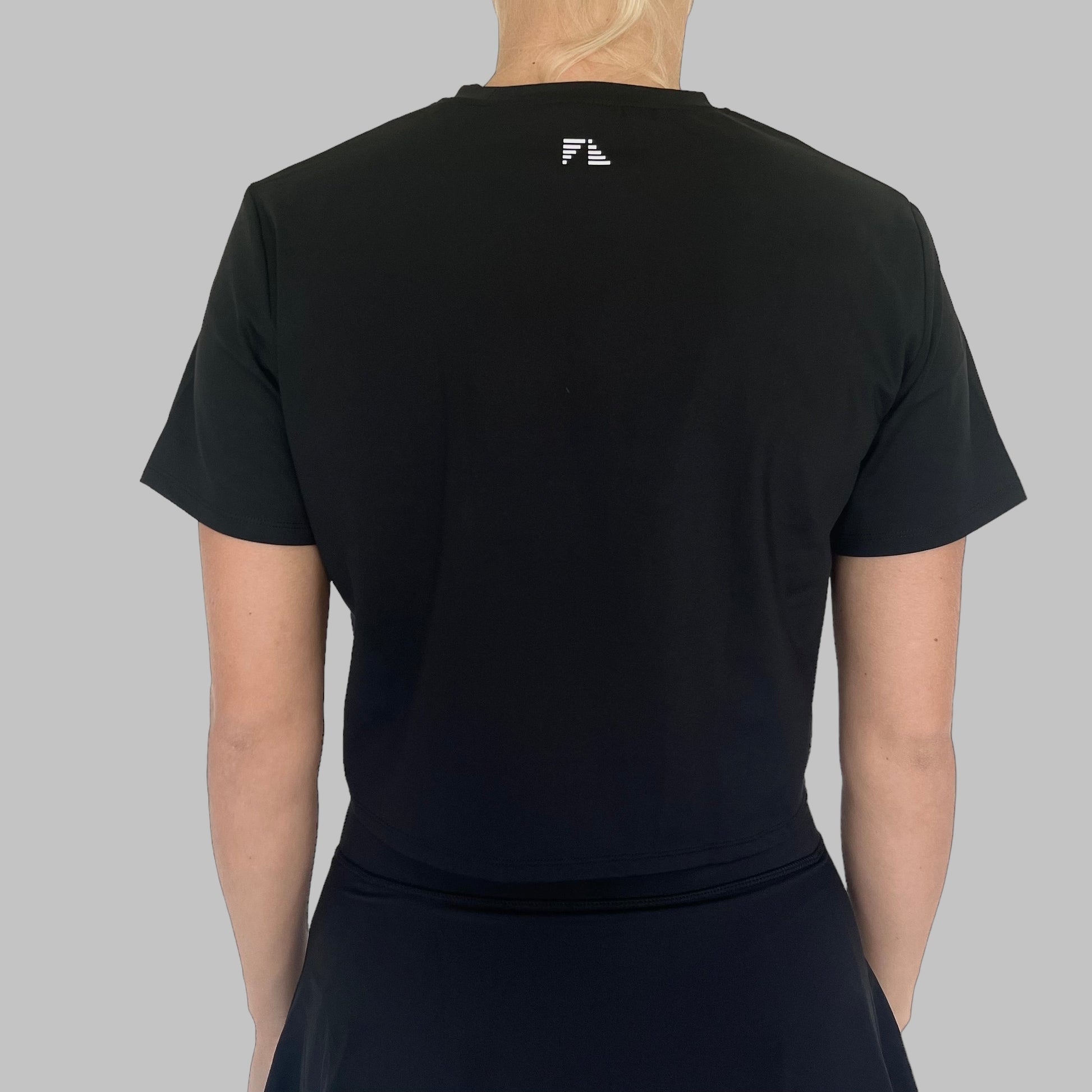 Baksida av Zara Classic Cropped T-shirt, visar en enkel och ren design med en skön passform som är idealisk för sport och fritidsaktiviteter.