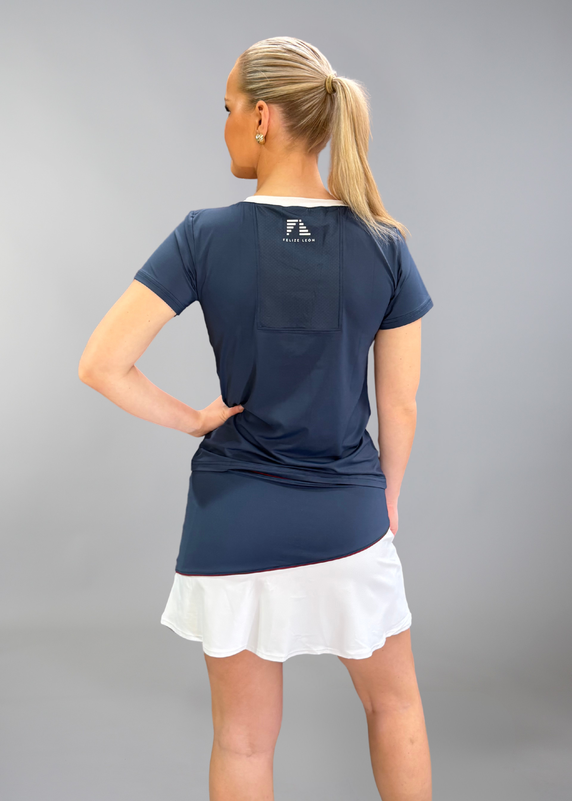 Baksidan av Alba T-shirt – designad rygg med blå mesh och sportig passform