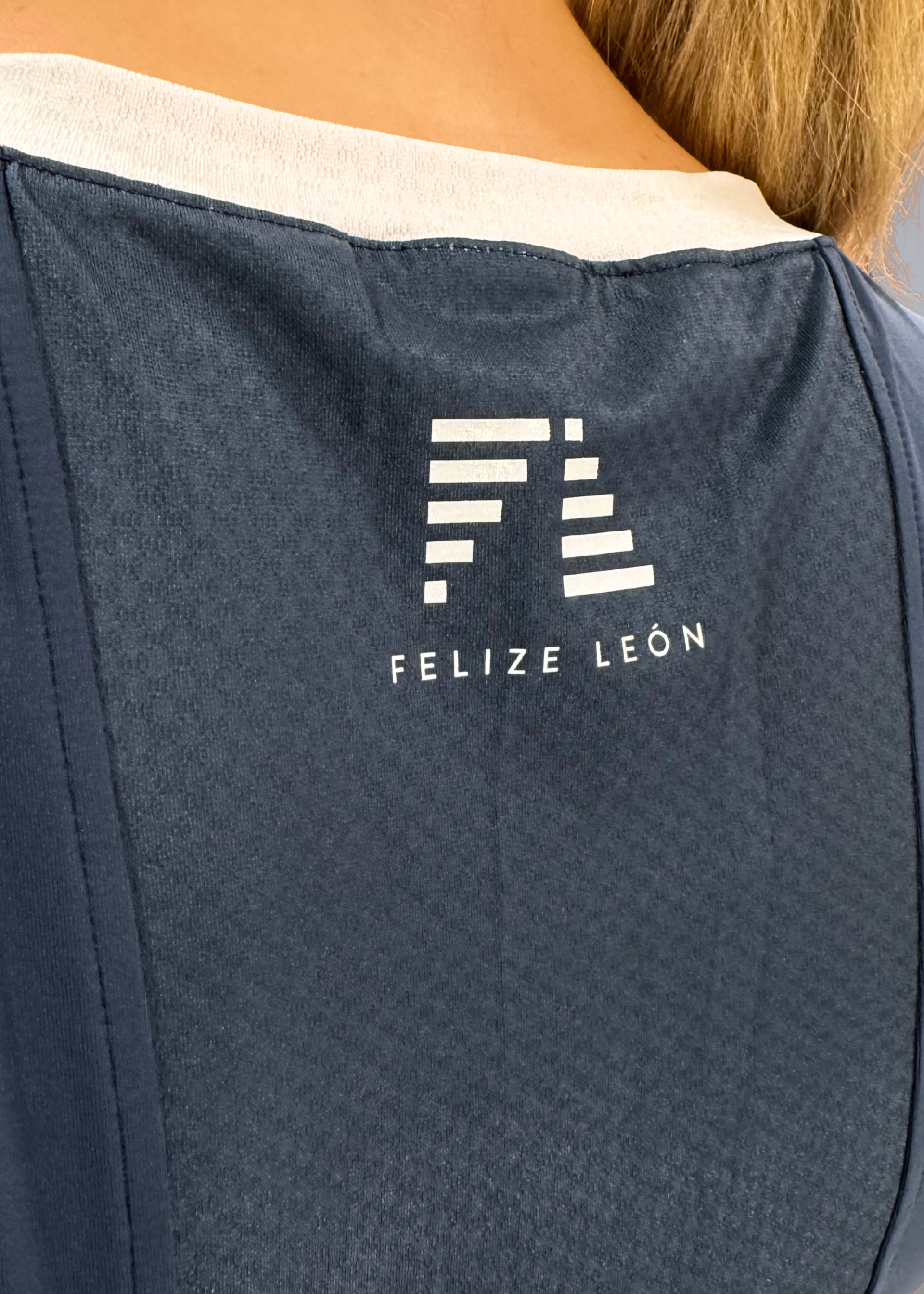 Närbild på Alba T-shirt – centrerad logga och blått meshmaterial