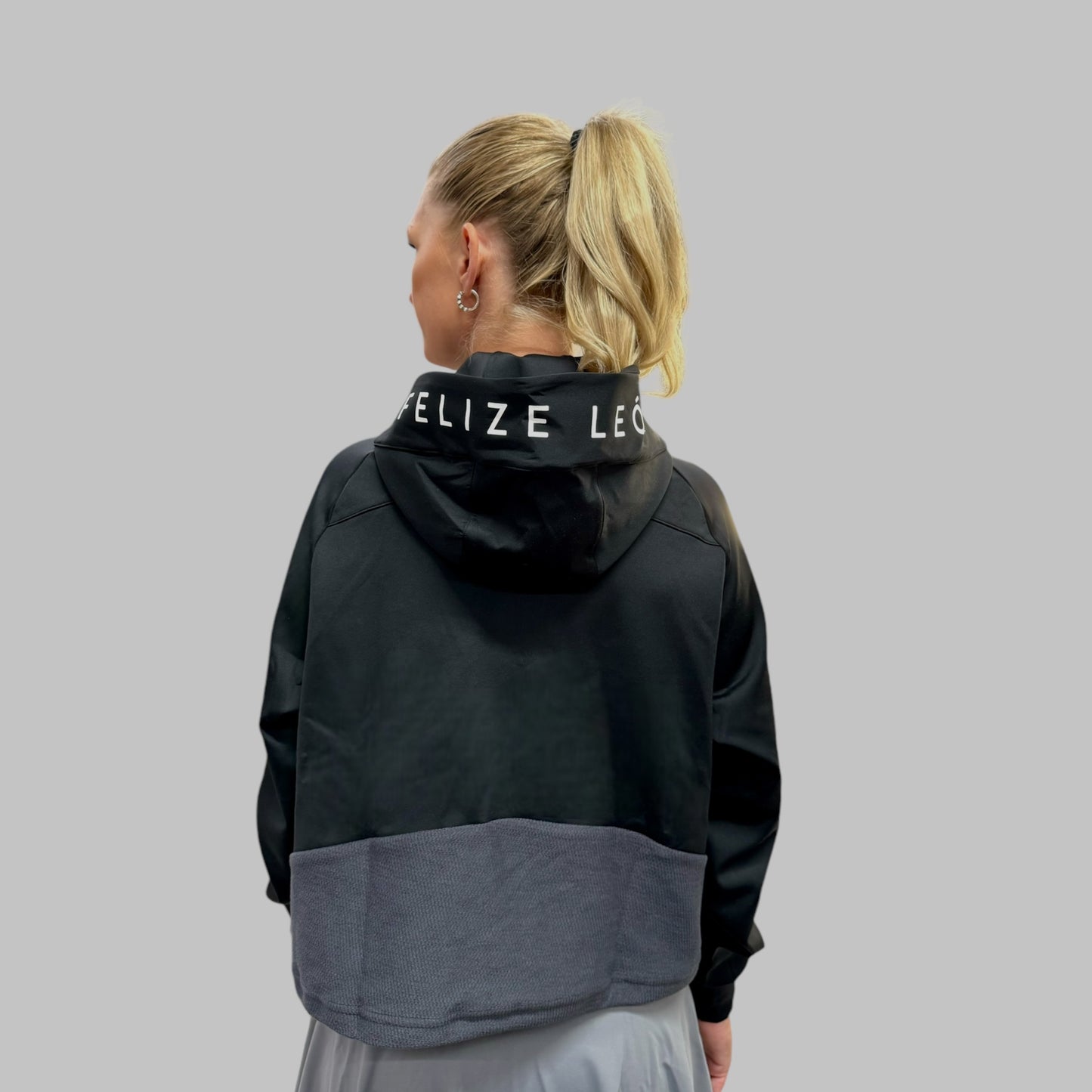 Felize León hoodie baksida, svart.
