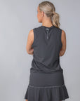Cleo Tank Top i grått – sportig passform och bekvämt funktionsmaterial. Matchande set med padelkjol och linne i grått. 